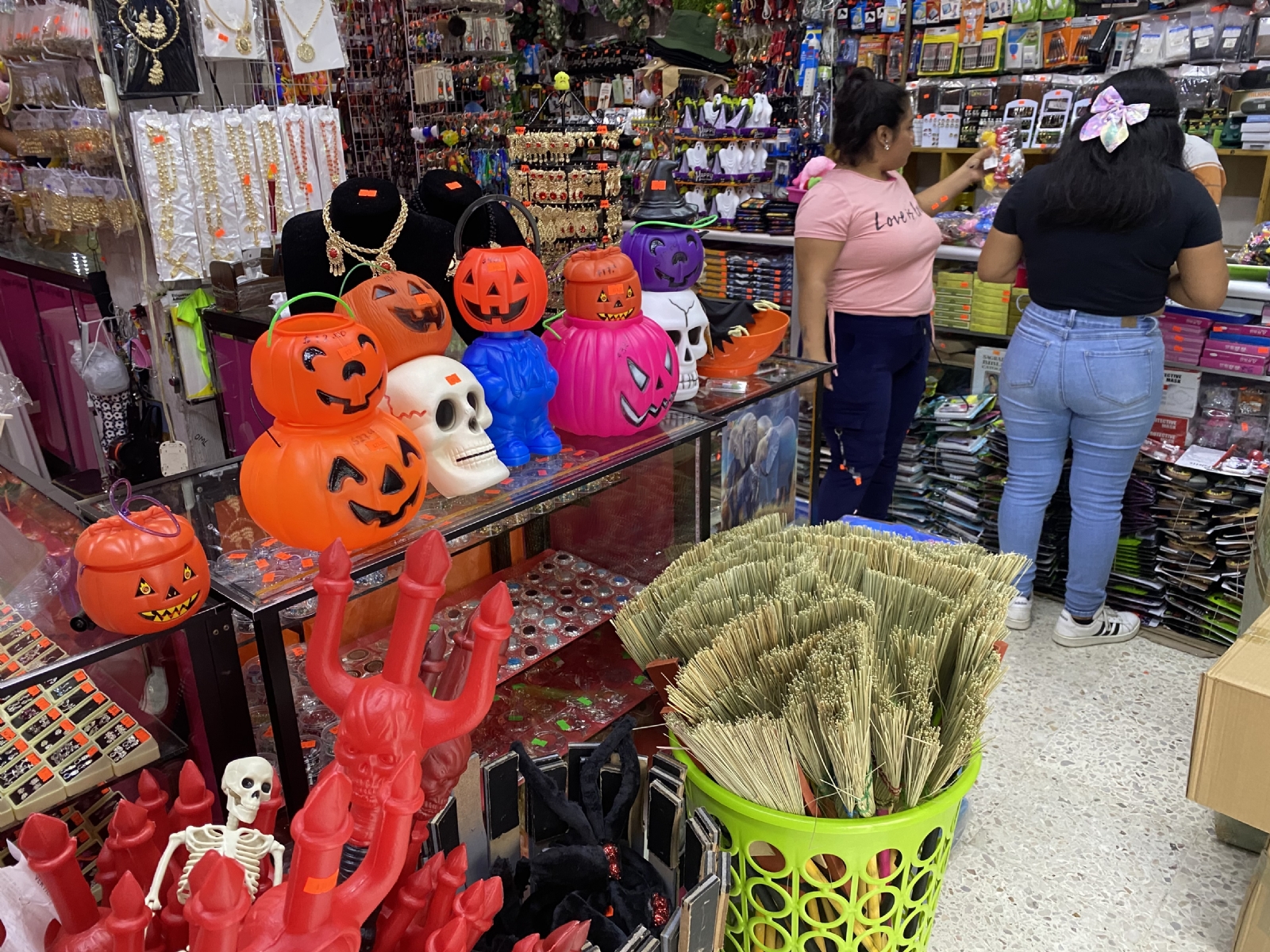 Los comercios empiezan con la venta alusiva al Halloween y Día de Muertos