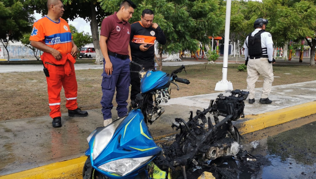 Ciudad del Carmen: Motocicleta queda en fierros tras ser consumida por las llamas