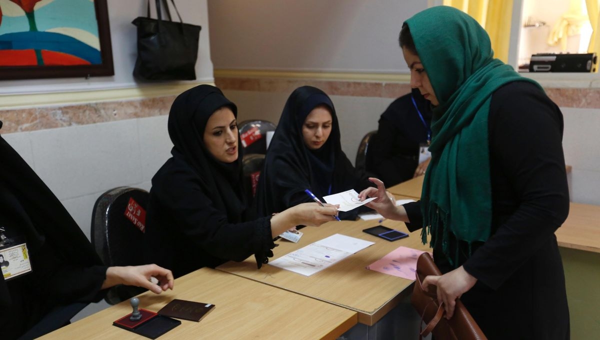 Irán endurece castigos para mujeres que no usen velo