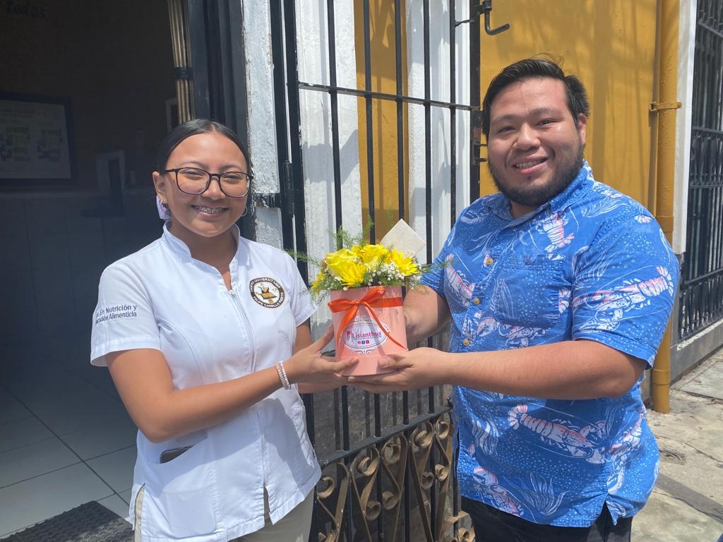 Parejas regalaron flores amarillas en el Centro de Mérida