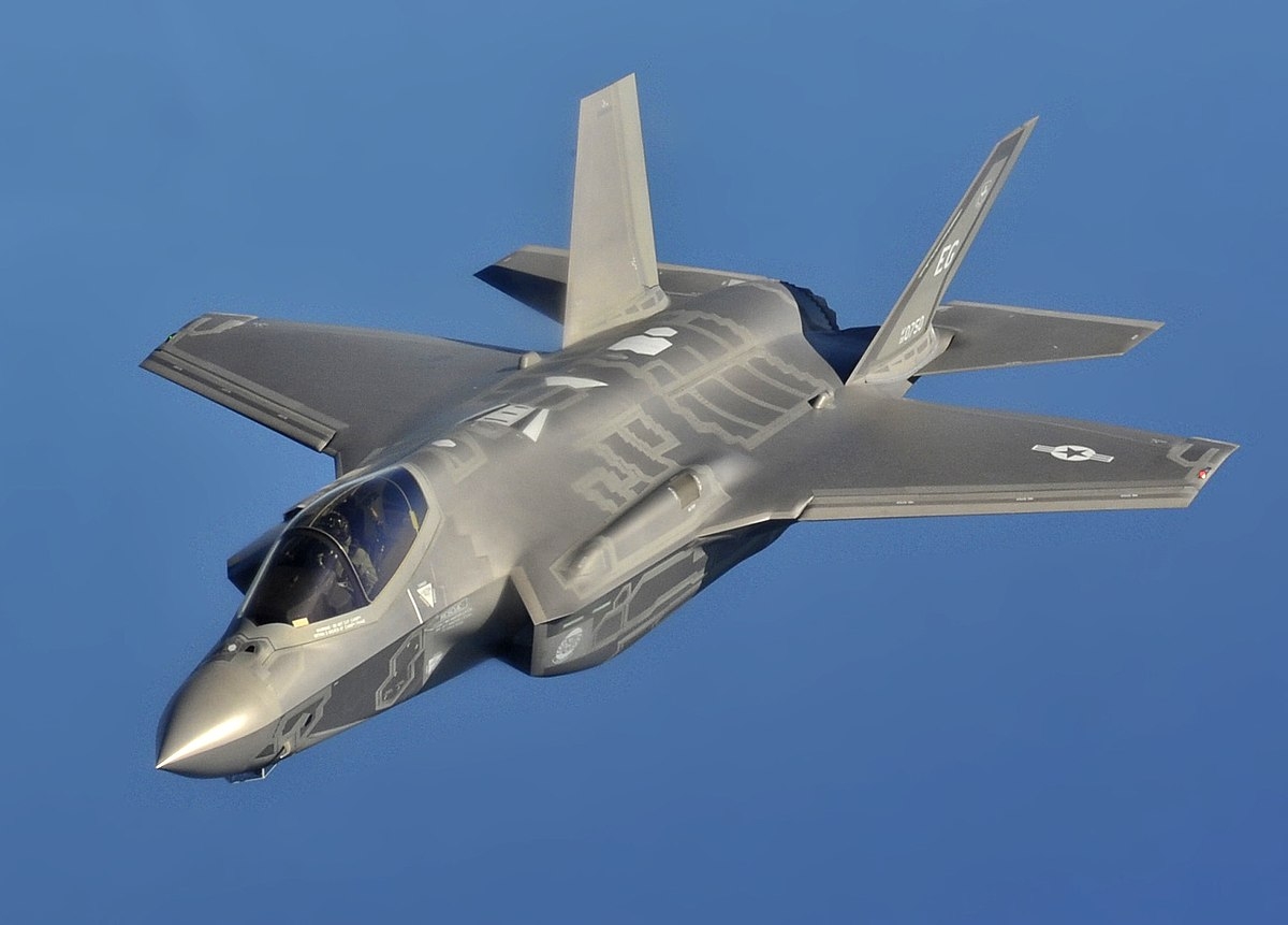 Una llamada al 911 reveló que el piloto del F-35 cayó en el patio de una casa