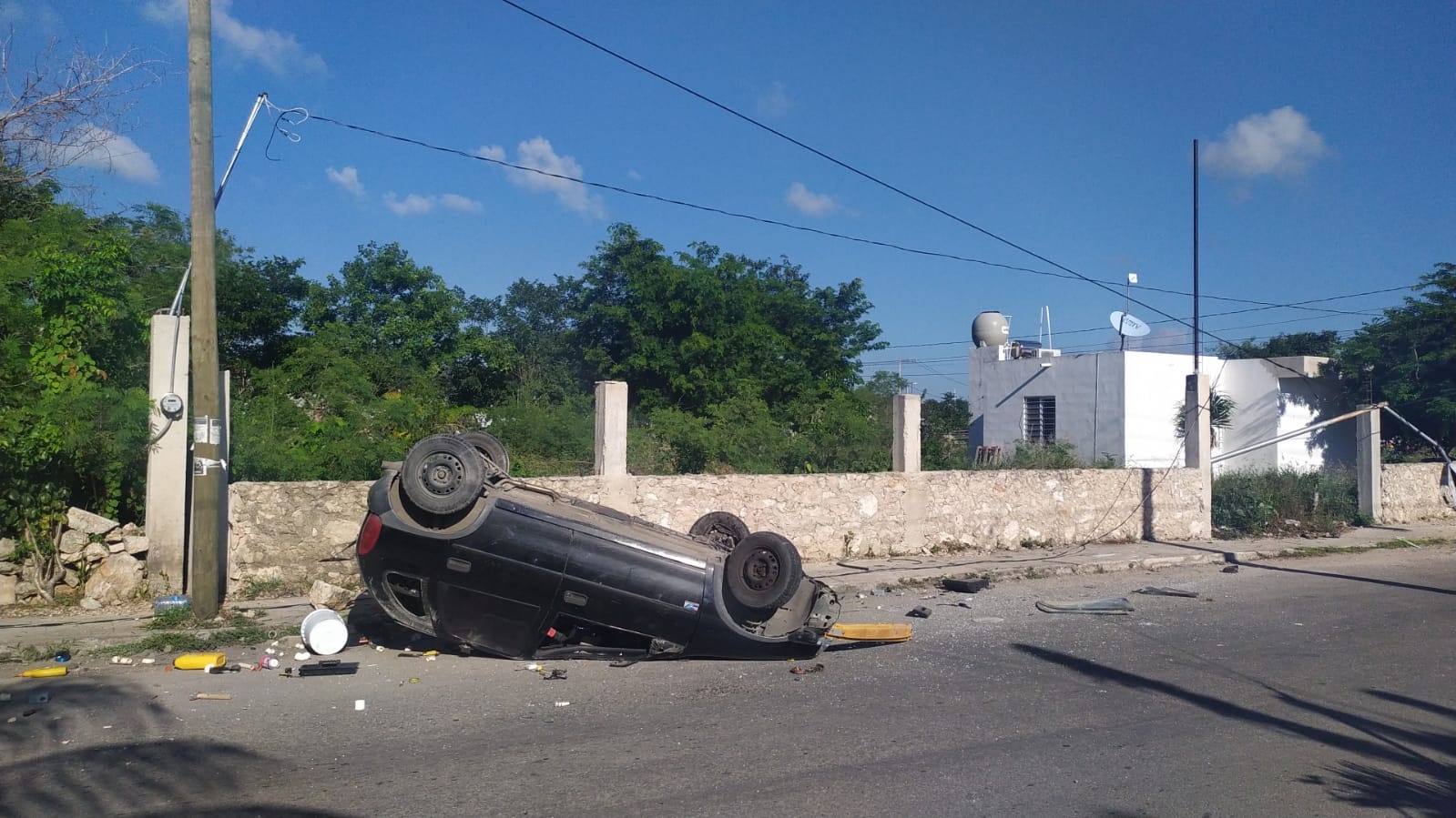 El conductor dejó abandonado su auto tras volcar el Sur de Mérida