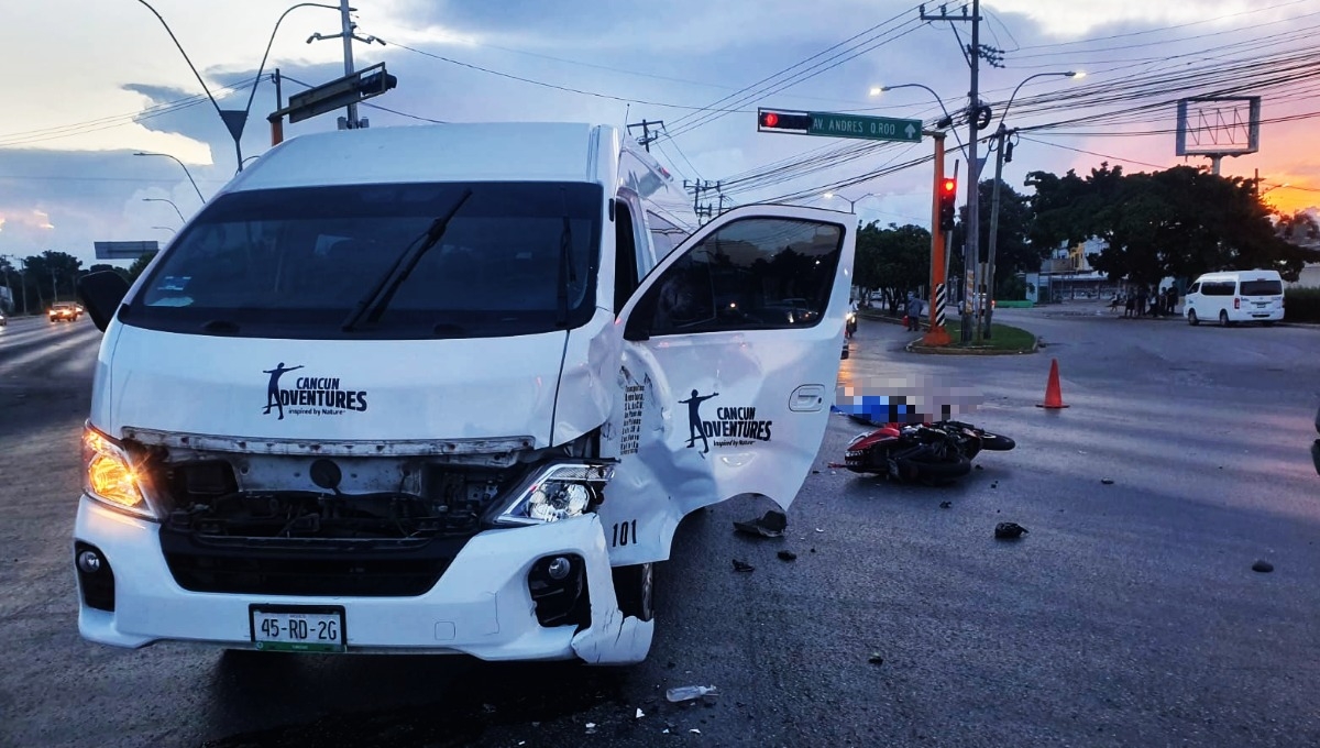 Motociclista muere atropellado por una Van en Cancún