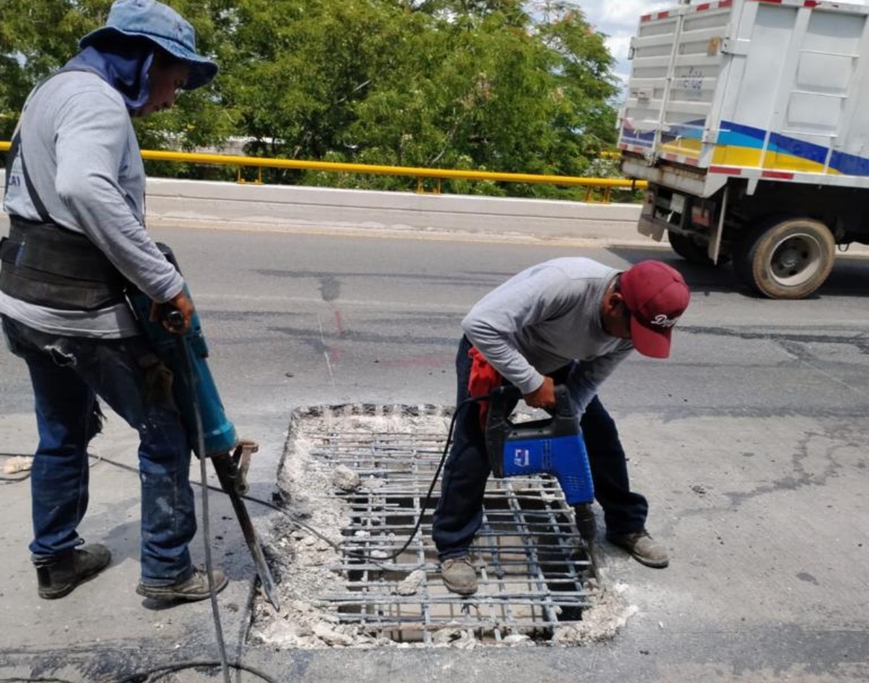 Dan mantenimiento en el cuerpo exterior del Paso Superior Vehicular del Anillo Periférico de Mérida