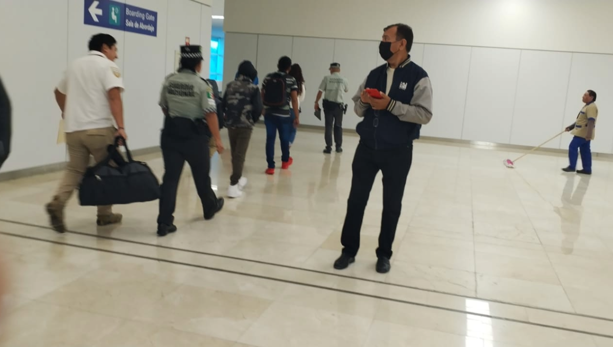 Detienen a migrantes guatemaltecos en el aeropuerto de Mérida; tenían actas de nacimiento falsas