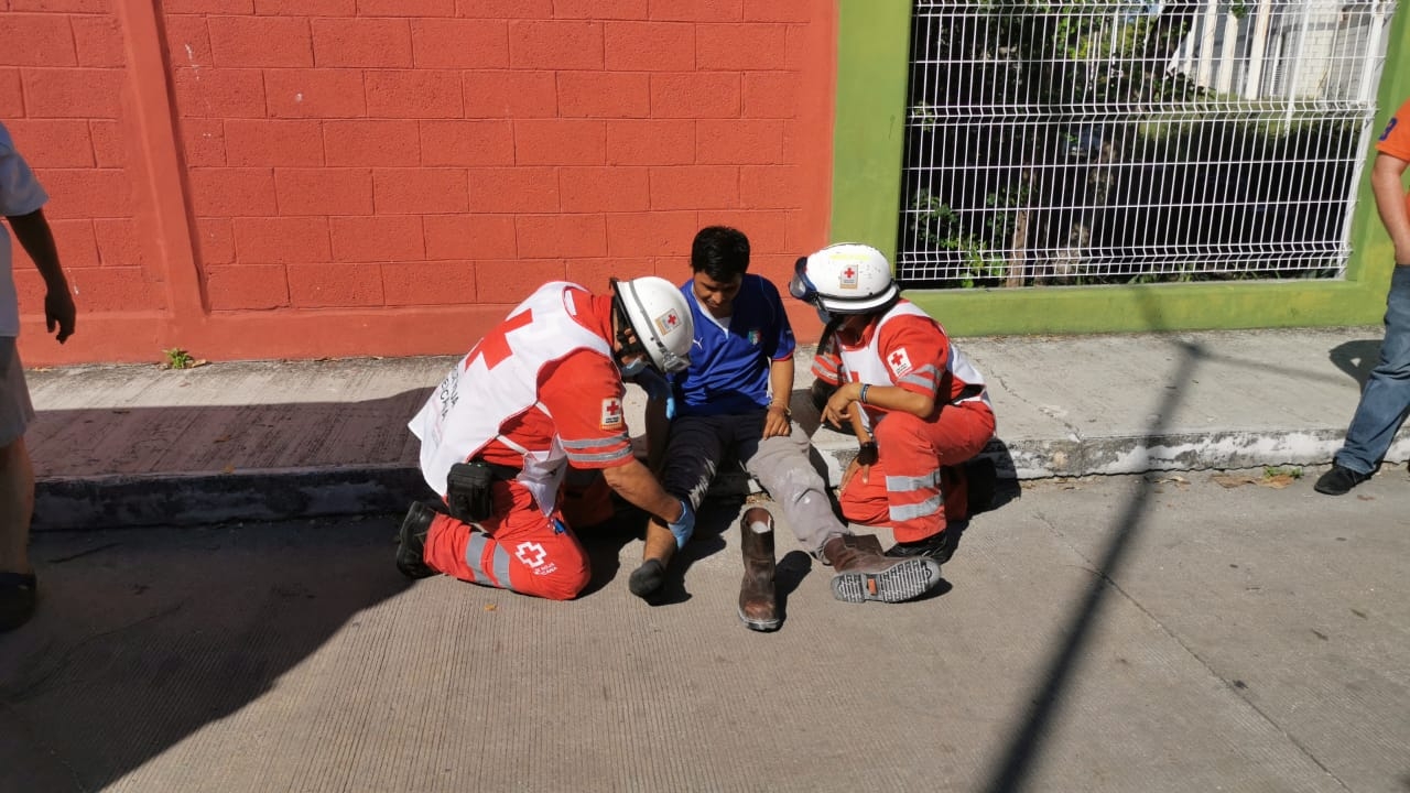 El motociclista cayó herido al pavimento, siendo atendido por paramédicos