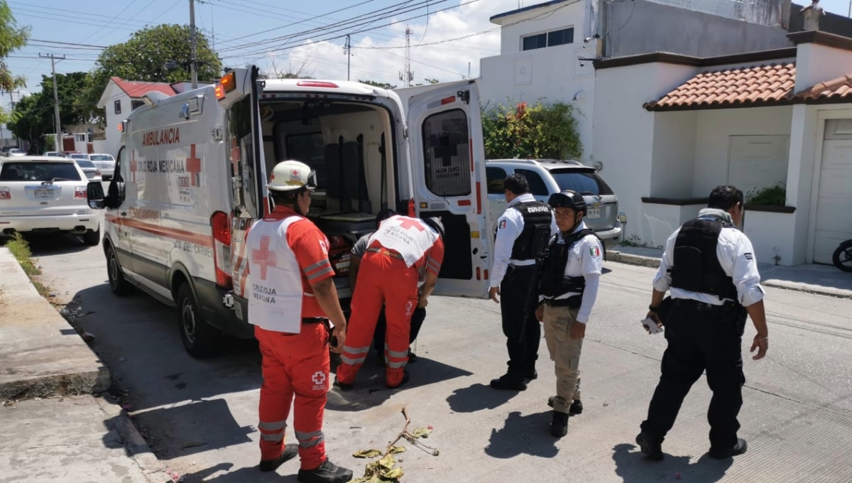 El hombre se sentó y puso sus manos en el pecho, por lo que alertó a los paramédicos