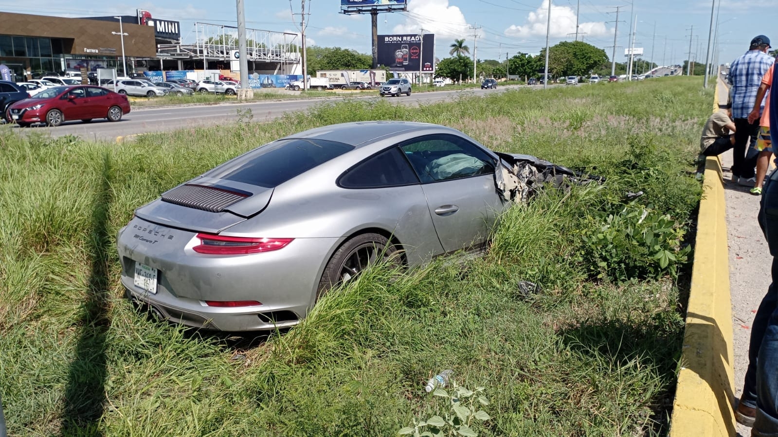 Menor de edad 'destroza' un Porche en la vía Mérida-Progreso