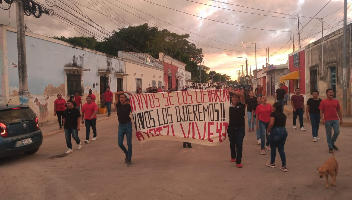 Normalista de Hecelchakán marchan por los 43 estudiantes desaparecidos en Ayotzinapa