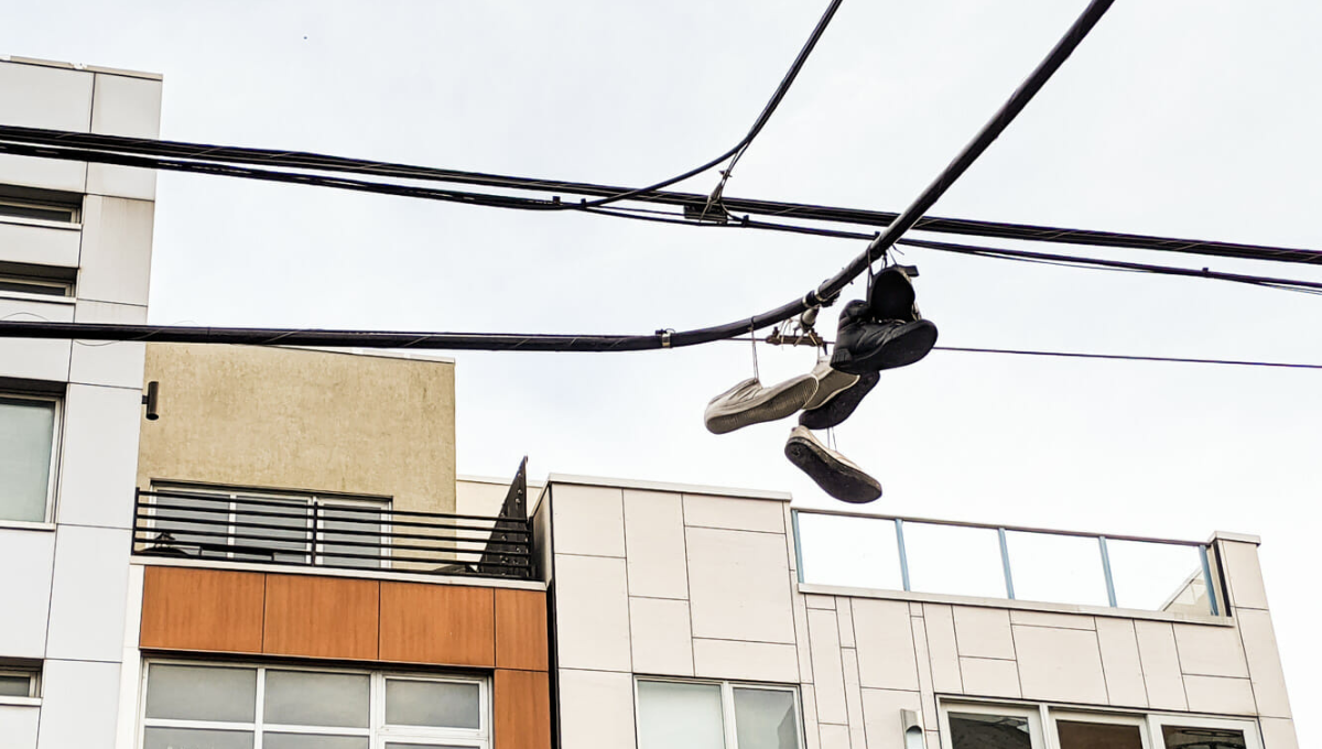 Alcaldesa de Álvaro Obregón quita tenis colgados de los cables y la critican en redes sociales