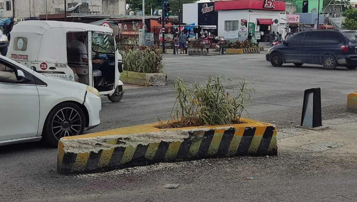 Playa del Carmen, entre carreteras 'chuecas' y jardineras mal colocadas