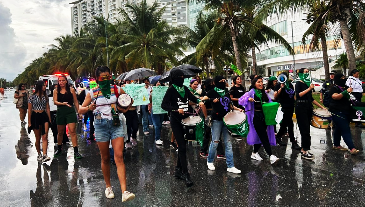 Feministas protestan en Cancún en favor del aborto: EN VIVO