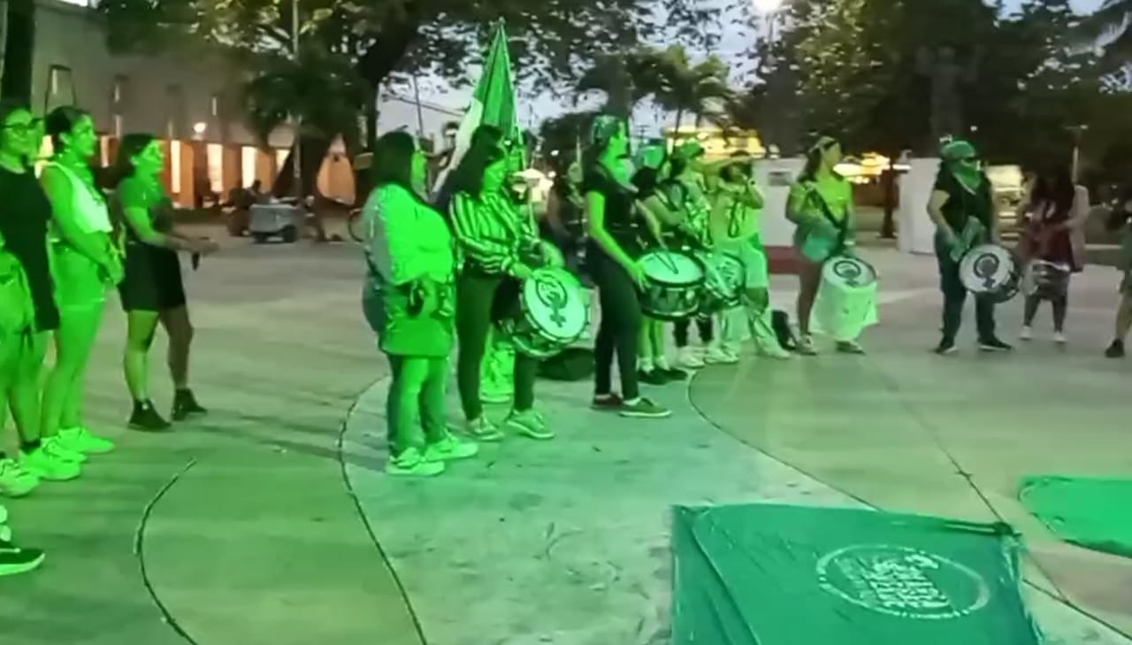 El grupo feminista estuvo tocando con una batucada y desplegó banderas en el lugar, durante aproximadamente una hora, donde expresó su mensaje