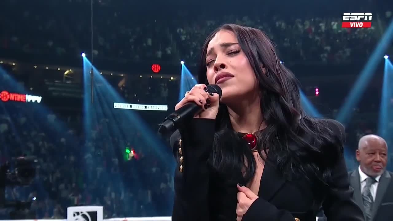 Danna Paola interpretó el Himno Nacional Mexicano en pelea de 'El Canelo' Álvarez vs Jermell Charlo