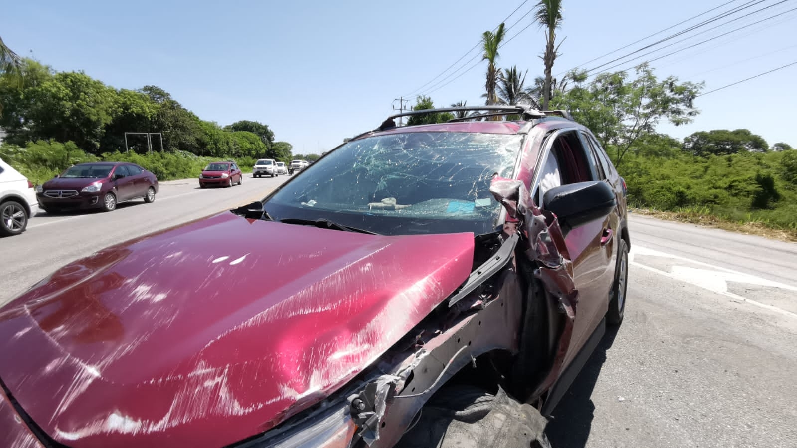 Conductor choca contra una camioneta y causa volcadura en Ciudad del Carmen