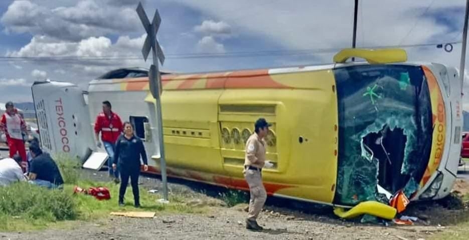 Tráiler se lleva a camión que intentó ganarle el paso en Tlaxcala: VIDEO