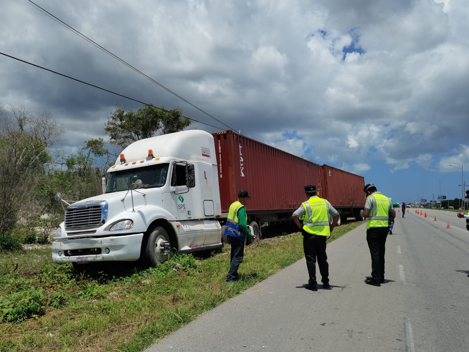 Trailero dormita y termina fuera de la carretera Mérida-Progreso