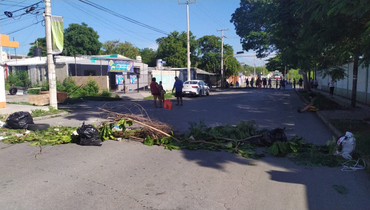 Vecinos bloquean avenida al Sur de Mérida; llevan tres días sin luz: EN VIVO