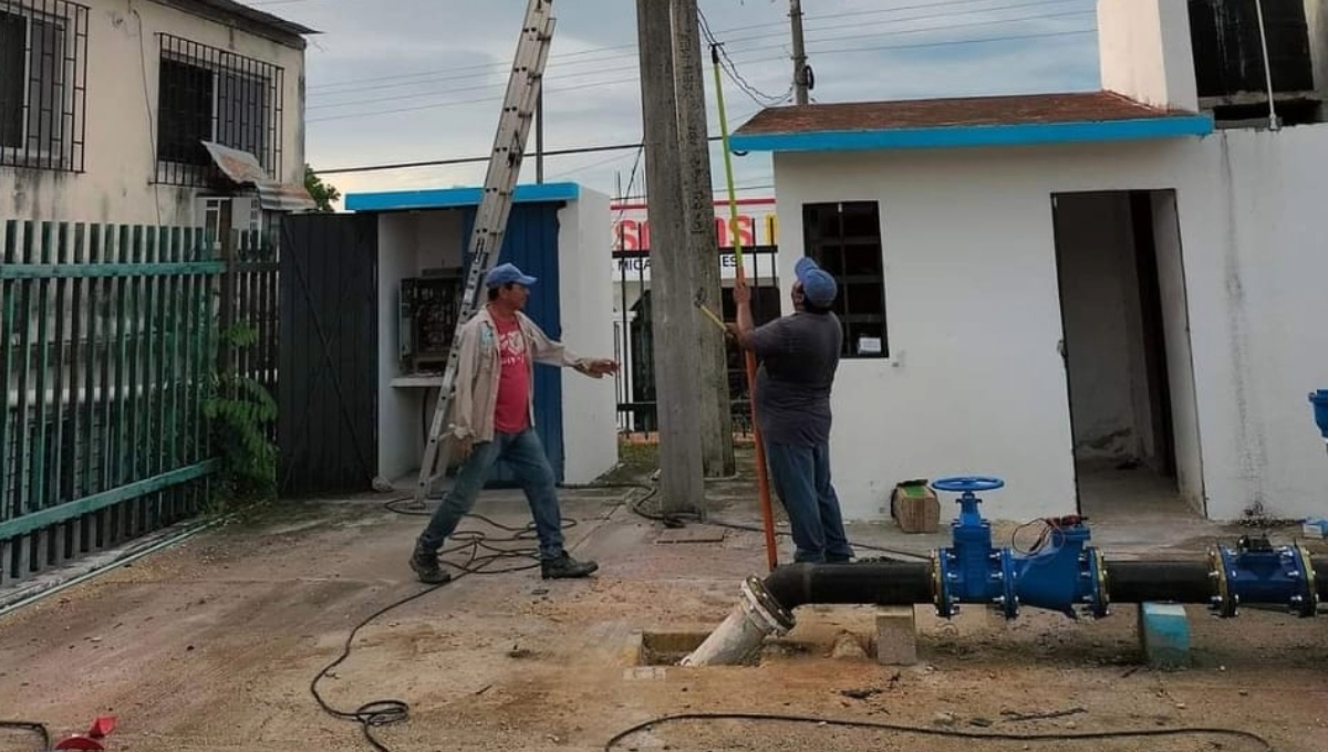 Vecinos de Candelaria le hacen la chamba a la CFE; reparan cableado ante nula atención