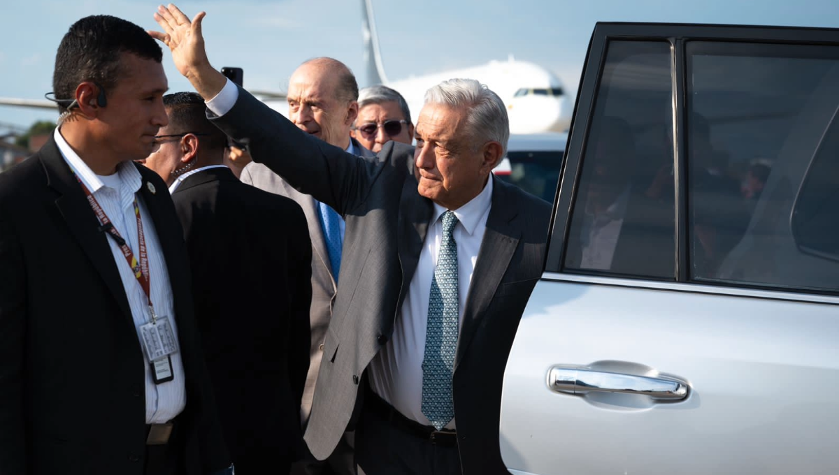 AMLO llega a Colombia; inicia gira internacional por Sudamérica