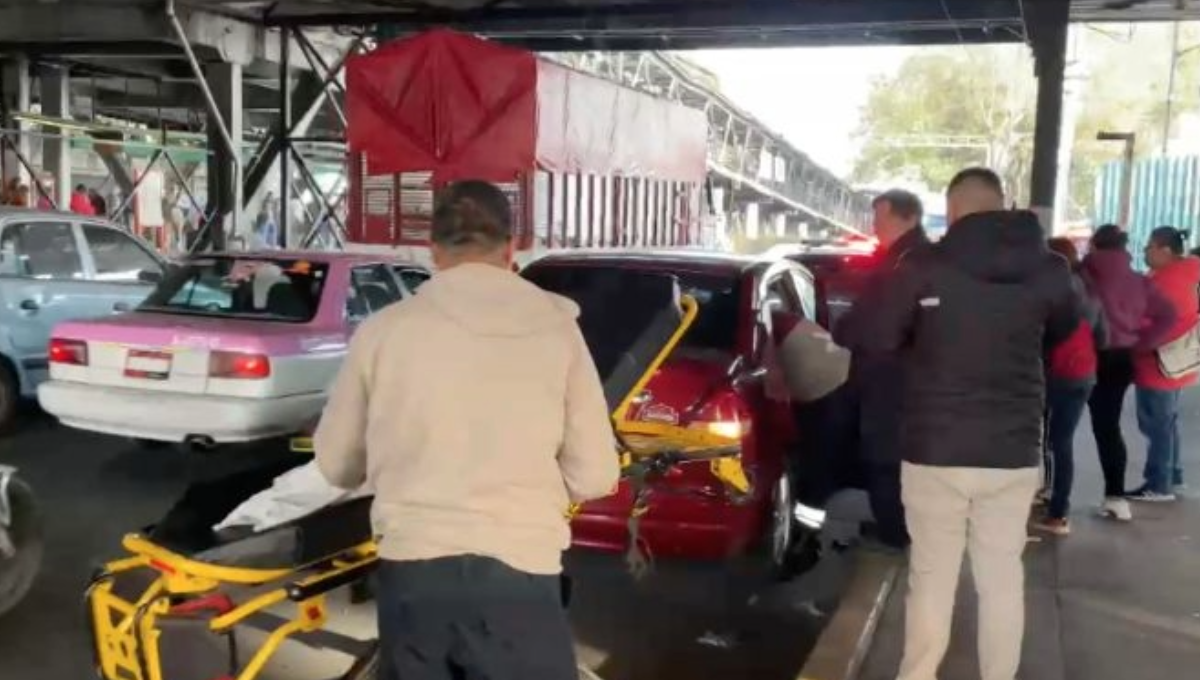 Mujer da a luz dentro de un automóvil enfrente del Metro Coyuca en la alcaldía Iztacalco