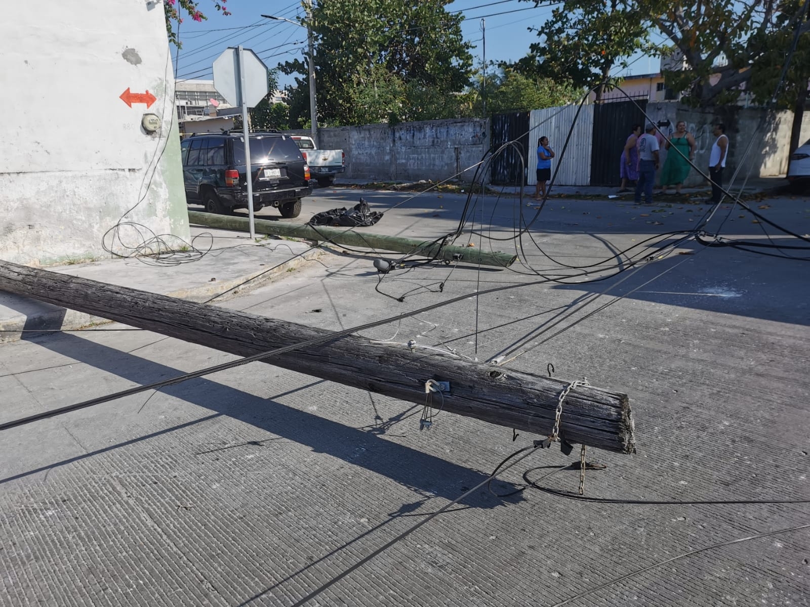 Volquete derriba postes de madera en Ciudad del Carmen