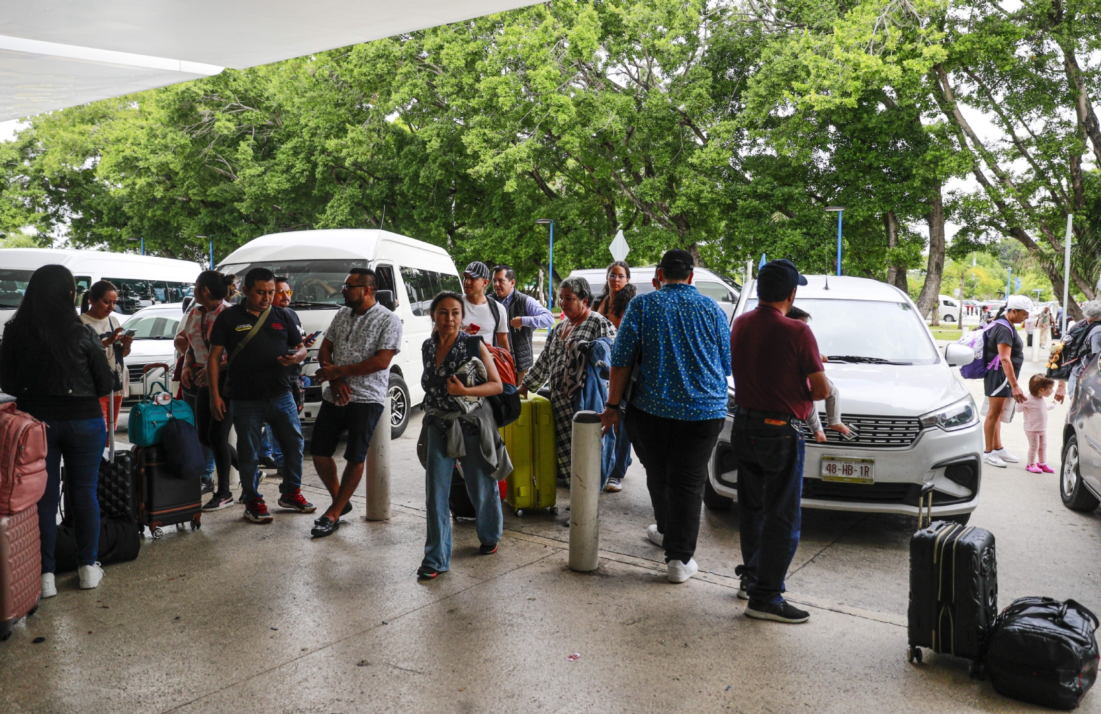 Aeropuerto de Cancún: Conductores provocan caos vehicular en la terminal 2