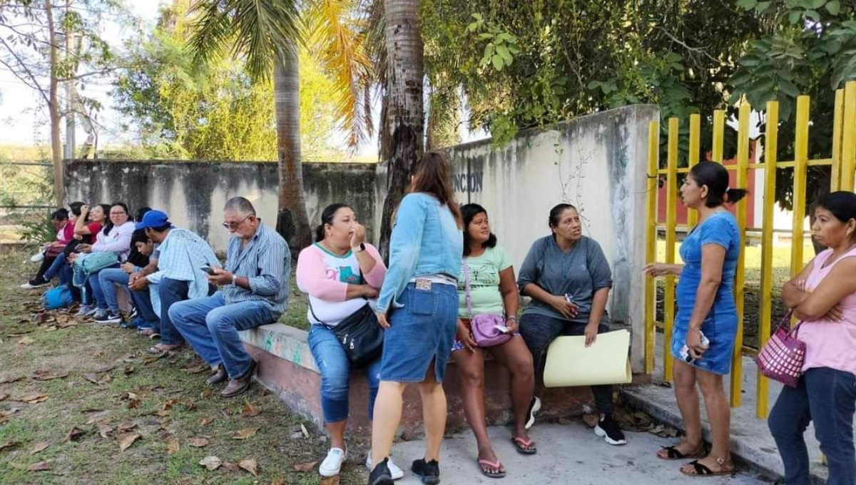 Padres bloquean el Centro de Atención Múltiple en Candelaria por falta de luz