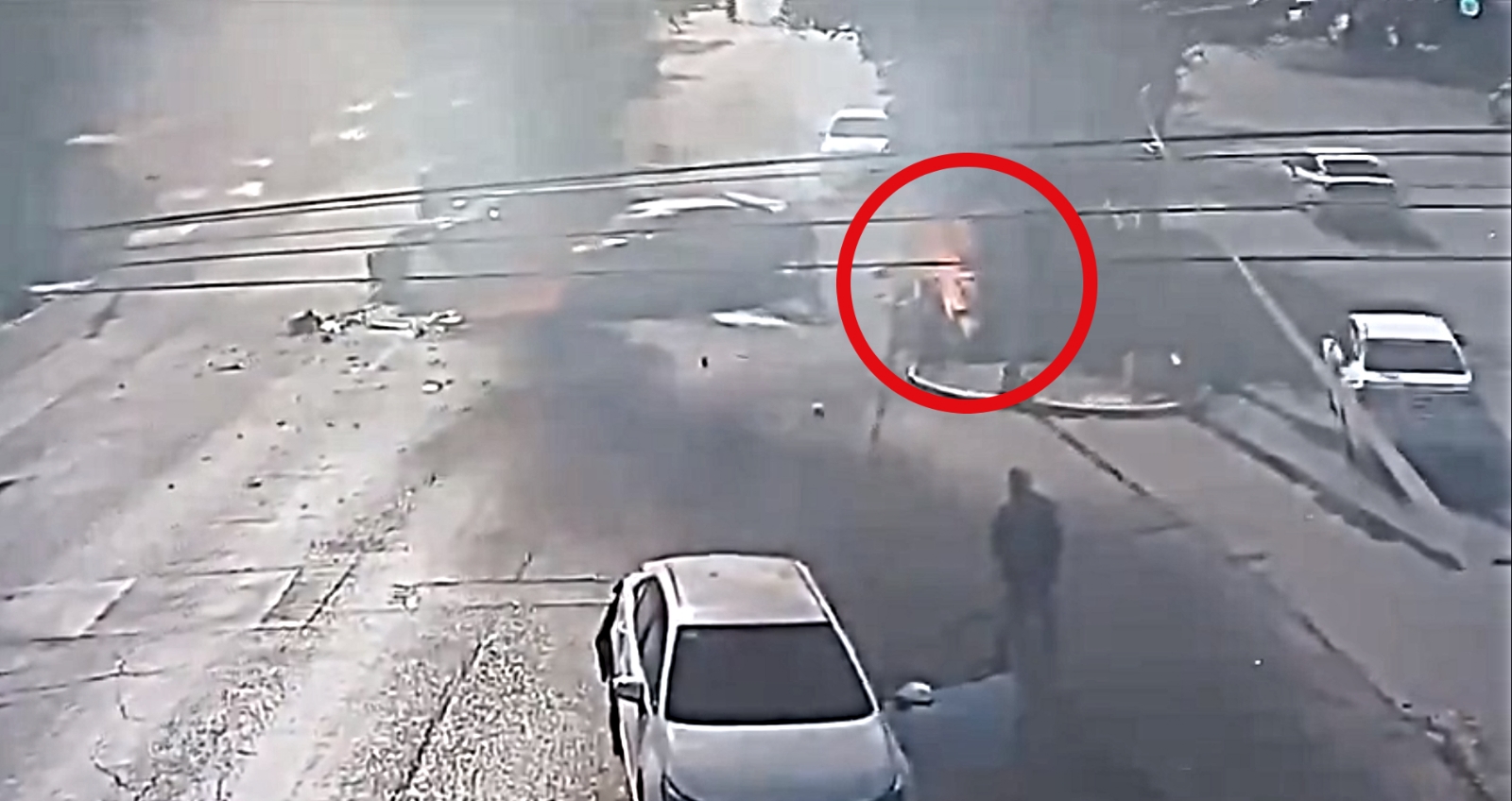 Hombre corre envuelto en llamas tras un choque en Nuevo León: VIDEO