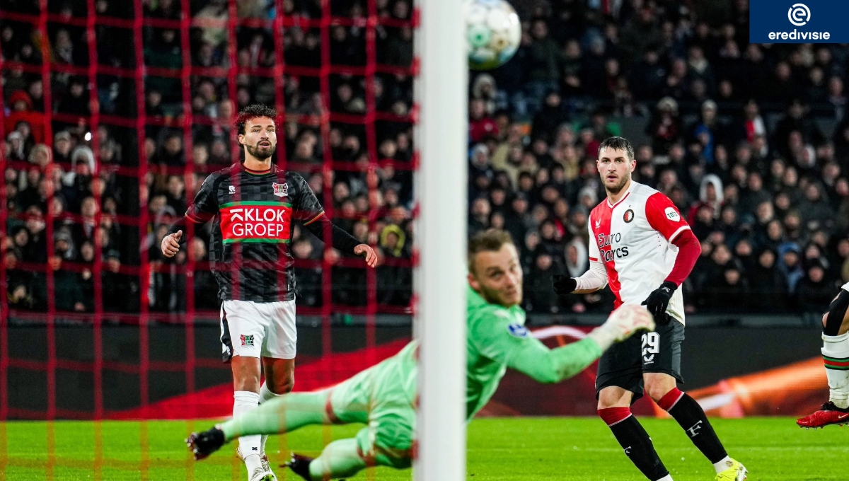 Santiago Giménez lidera tabla de goleo tras anotar para el Feyenoord en el reinicio de la Eredivisie