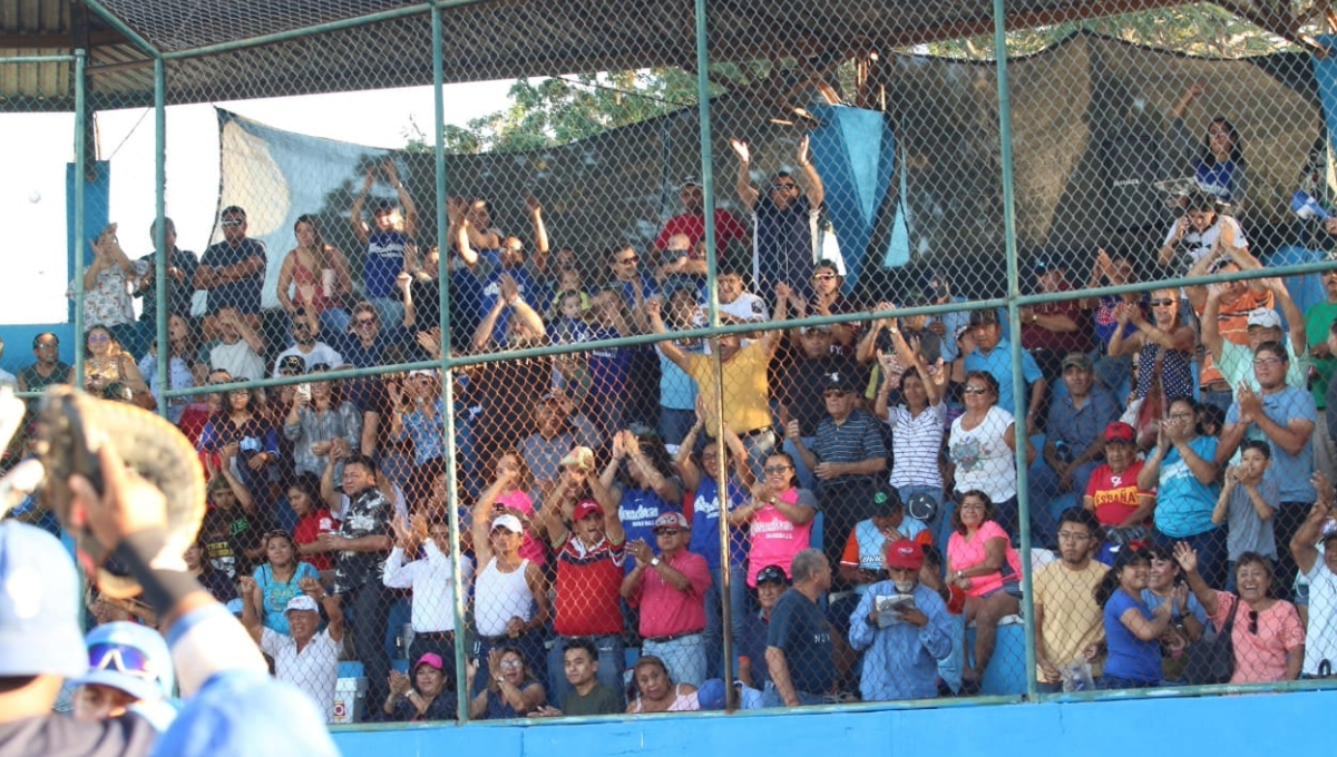 Hombre cae de las gradas durante un partido de béisbol en el Oriente de Mérida