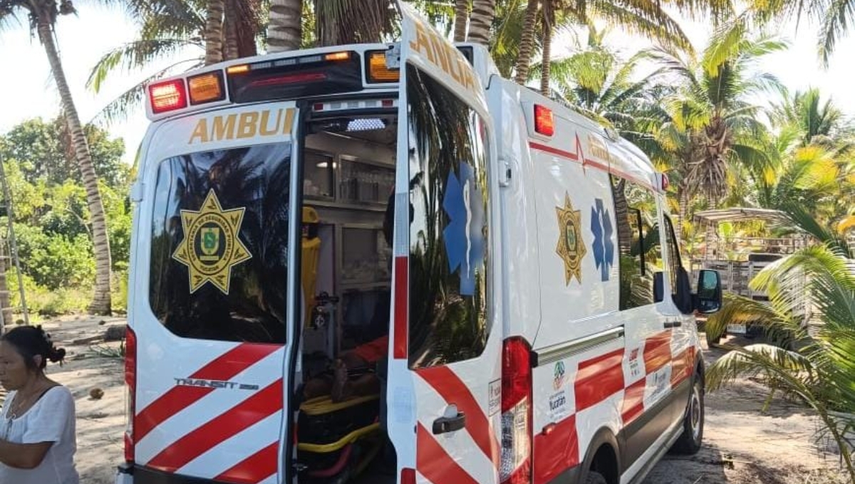 Paramédicos atendieron al hombre, siendo trasladado a un hospital en Mérida