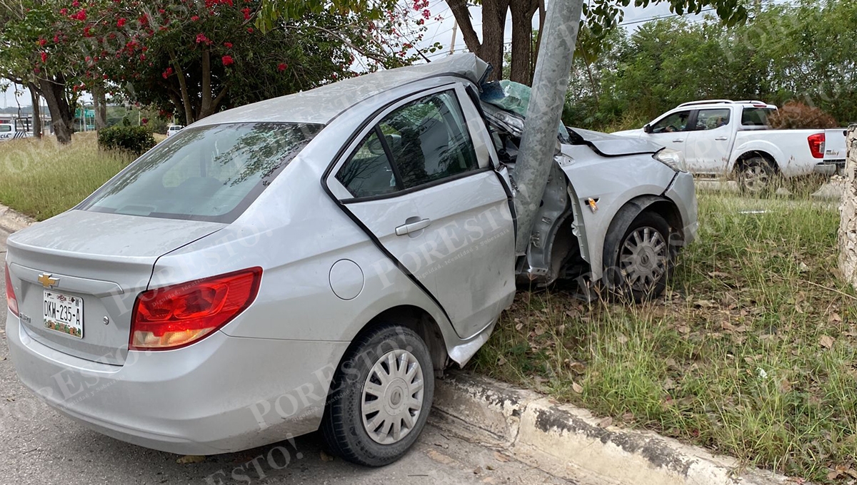 Automovilista se estrella contra un poste en Campeche