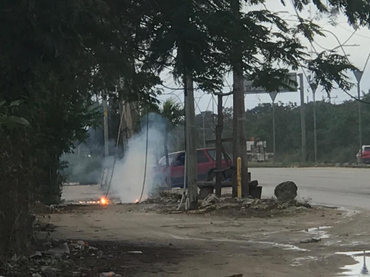 Conductor choca contra poste de luz en la colonia irregular Valle Verde, en Cancún