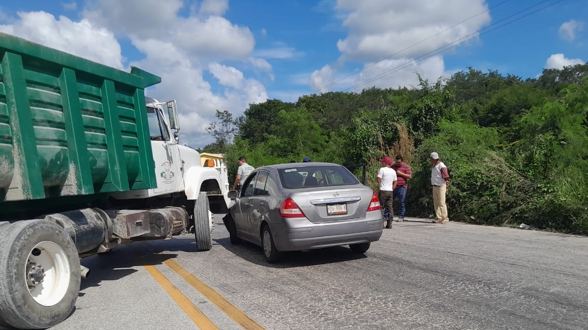 Chofer de un volquete provoca accidente en la vía Escárcega-Champotón