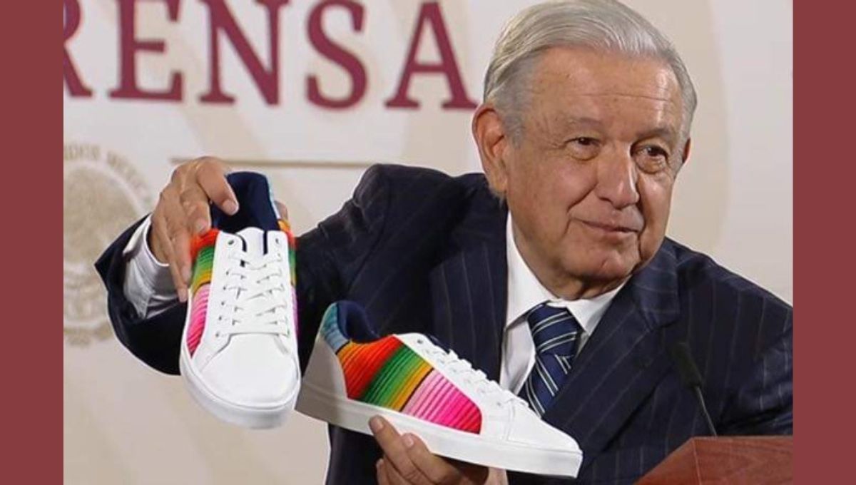 El presidente Andrés Manuel López Obrador presumió este jueves los tenis artesanales que le hicieron llegar 5 jóvenes de Contla, Tlaxcala