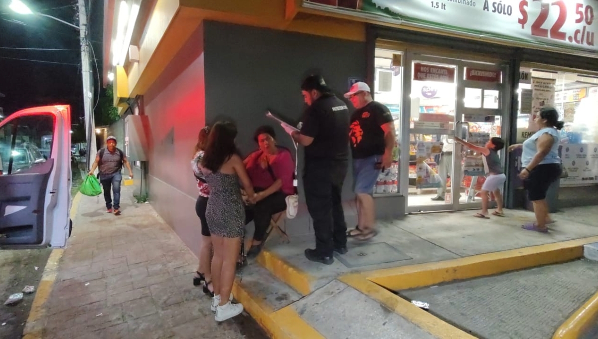 La mujer va todos los días a vender pan a las afueras de un Oxxo