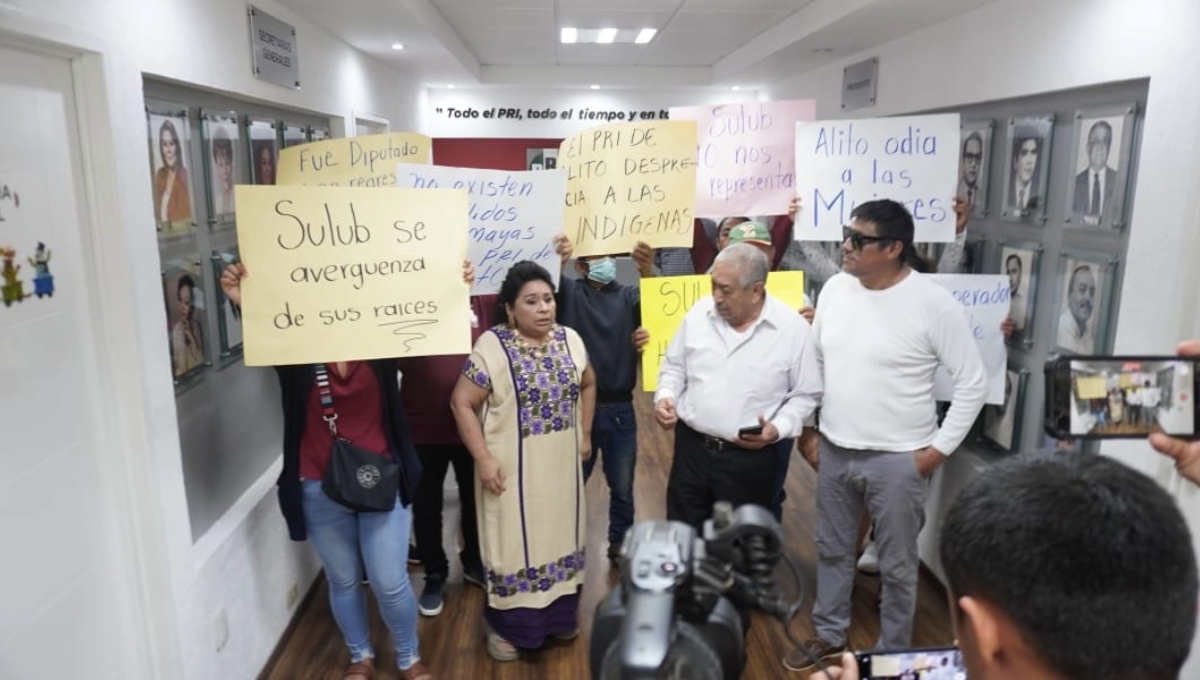 Los manifestantes señalaron que Miguel Sulub Caamal desprecia a los indígenas y se avergüenza de sus raíces