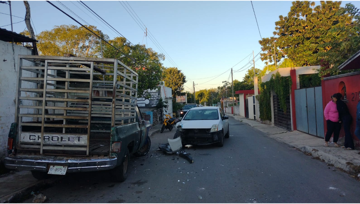 Conductor ebrio choca contra una camioneta estacionada en Tizimín