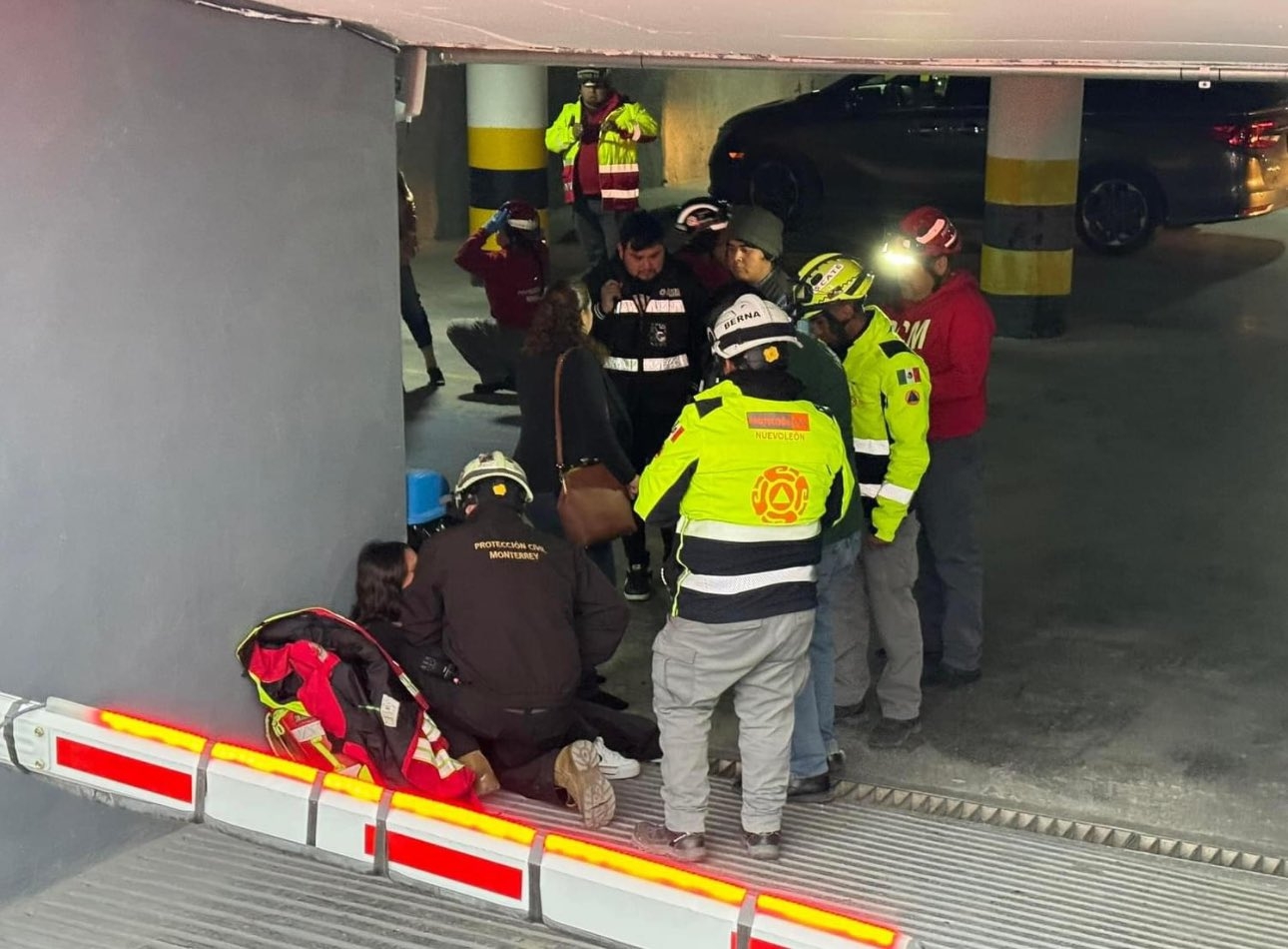 Se desploma elevador en hospital de Monterrey con al menos 11 personas dentro