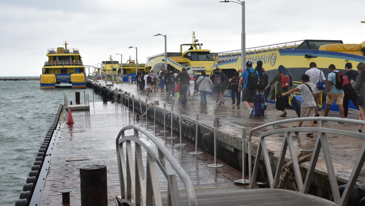 En la Terminal marítima de Ultramar sí hubo afluencia de visitantes, pese a la pertinaz lluvia y las temperaturas frescas.