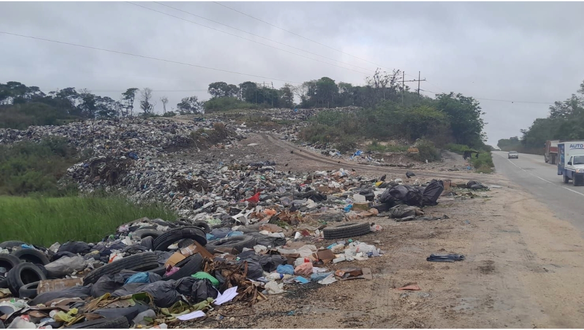 Los vecinos advierten de posibles accidentes por la basura tirada en el vía Escárcega-Champotón