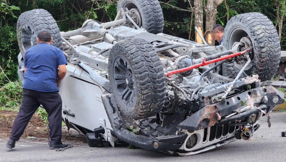 Joven vuelca su auto a exceso de velocidad en Cozumel