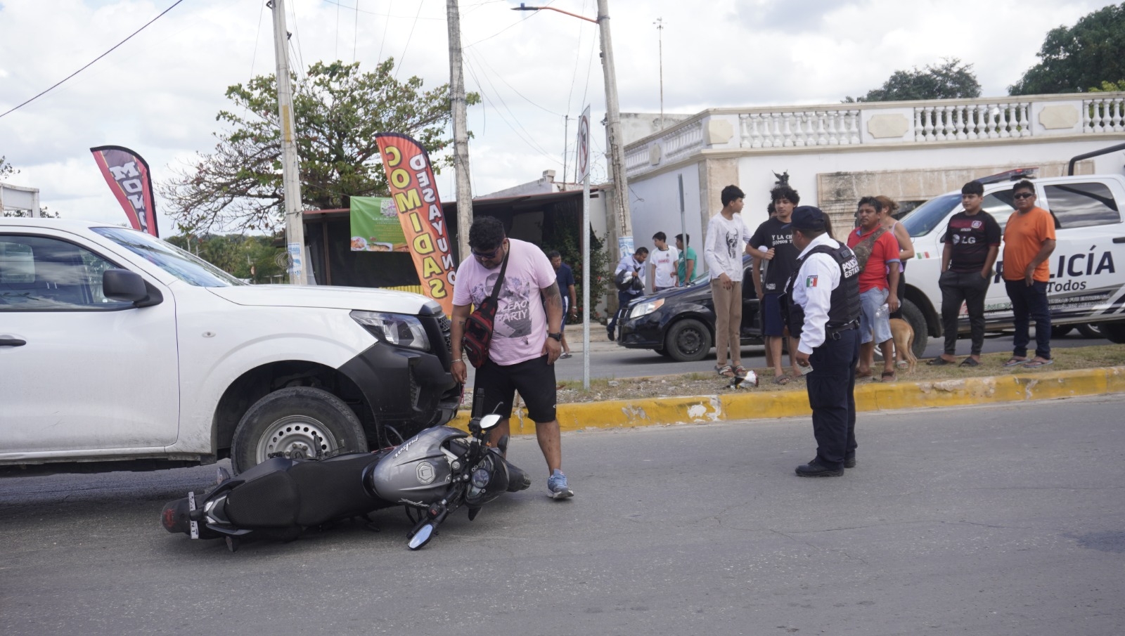 Automovilista se pasa el alto y atropella a un motociclista en Campeche
