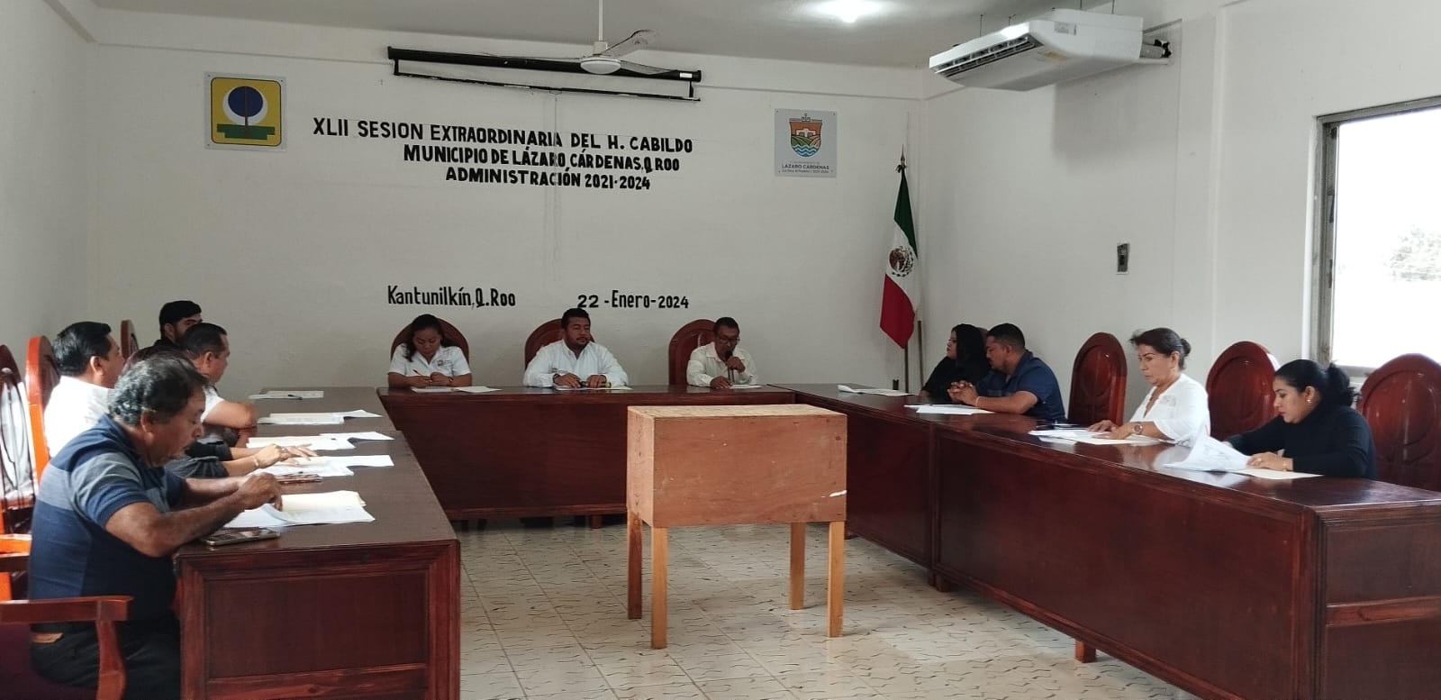 Los funcionarios Martha Loya, Gabriela Ku y Carlos Betancourt generan controversia al presentar carta de intención para reelección.