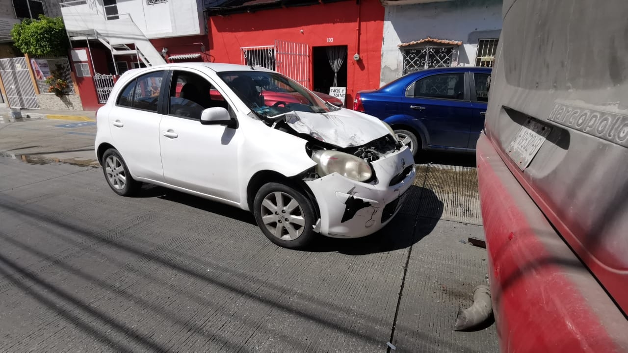 Ambas unidades quedaron bloqueando totalmente la calle