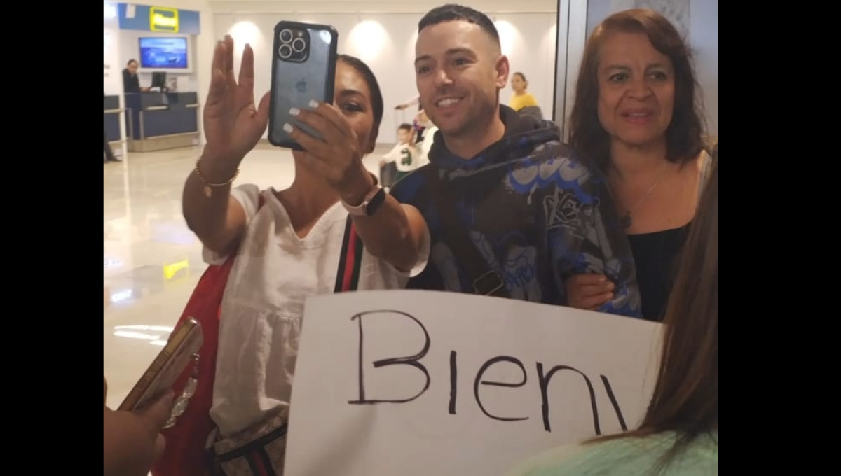 Fanáticos reciben a Pee Wee en el aeropuerto de Mérida