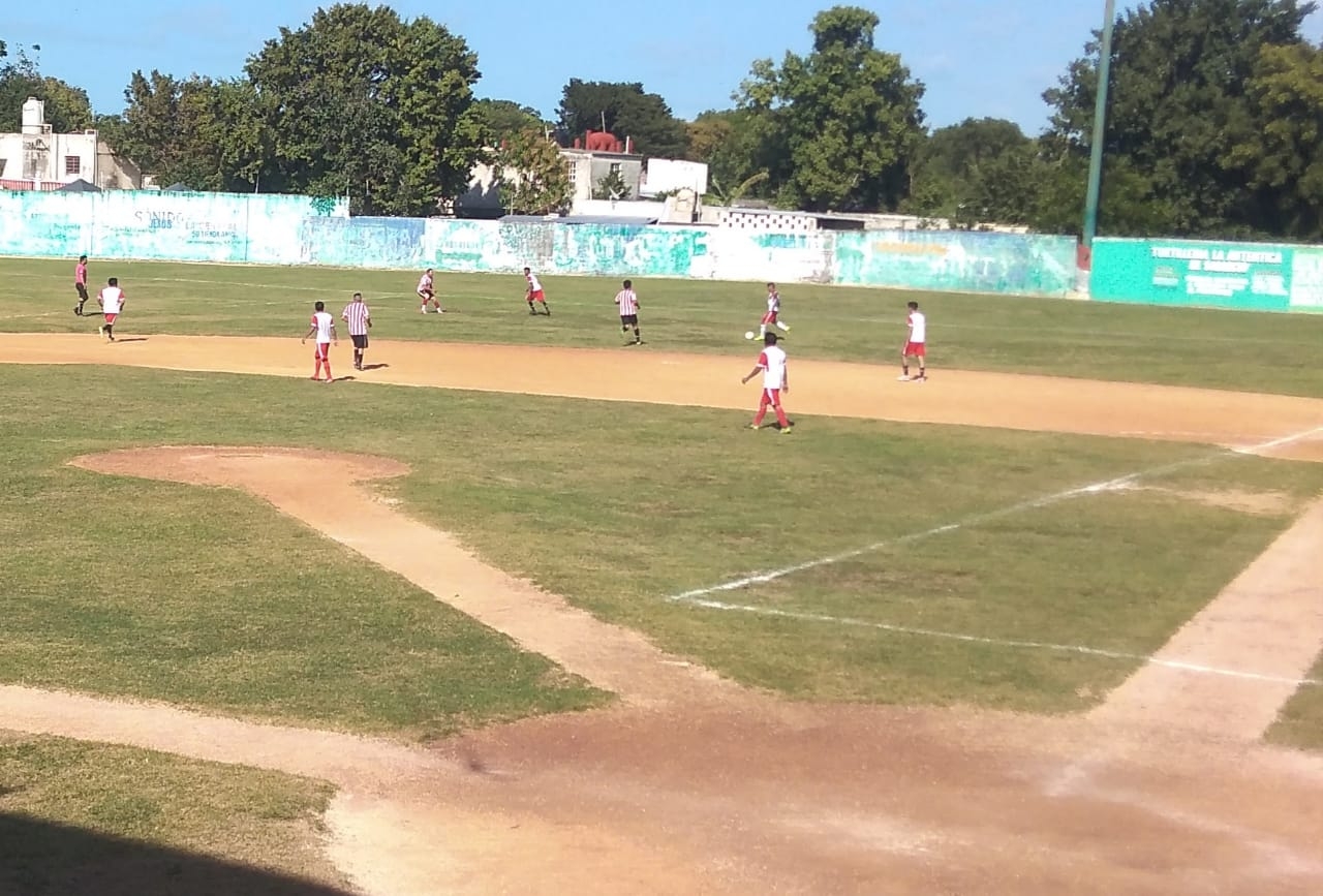 Juegan partidos de la liga libre de futbol de Sabancuy