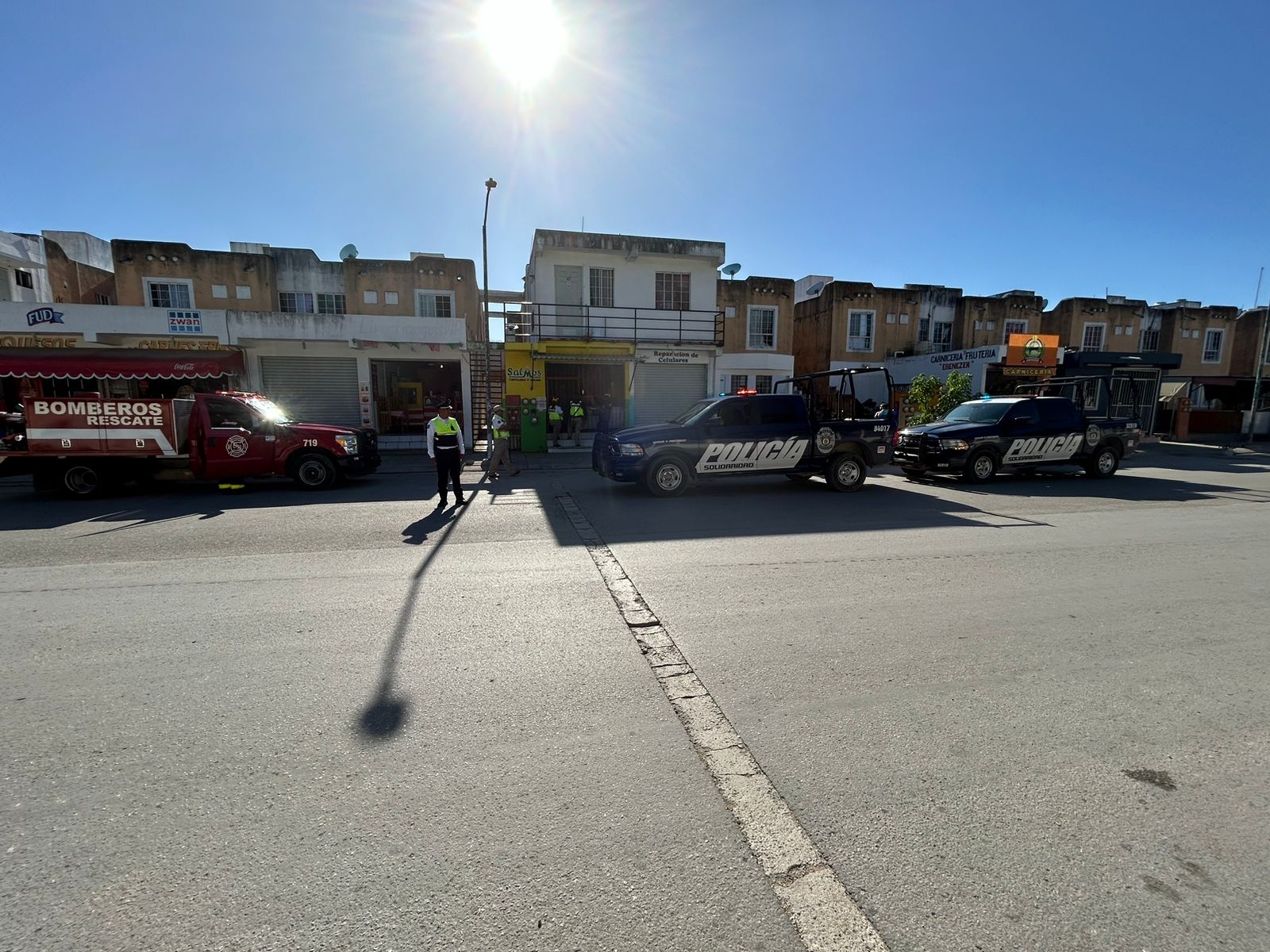 La explosión movilizó a lo scuerpos de bomberos y autoridades de Playa del Carmen en el freaccionamiento Villas del Sol