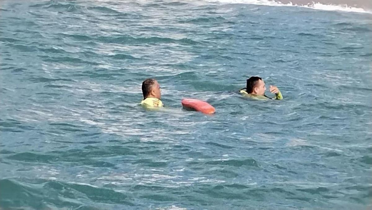 Elementos de Protección Civil de Jalisco lograron rescatar a una persona que estaba siendo tragada por el mar en la Playa Camarones de Puerto Vallarta mientras otra sigue desaparecida